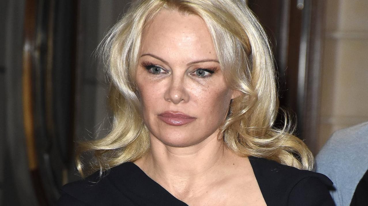 Pamela Anderson: Sie besuchte Julian Assange in der Botschaft.