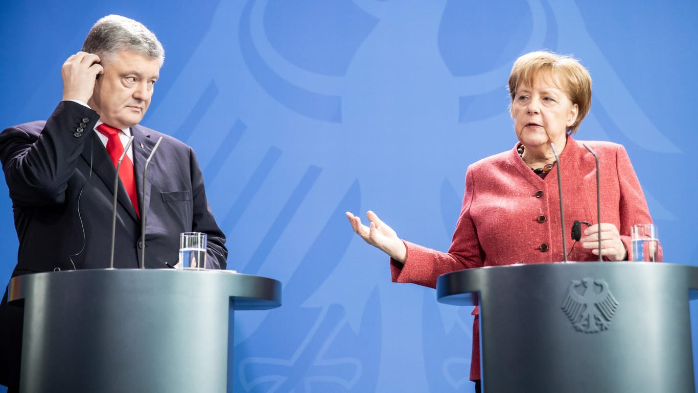 Berlin: Bundeskanzlerin Angela Merkel spricht neben dem ukrainischen Präsidenten Petro Poroschenko zu einer Pressekonferenz nach einem gemeinsamen Gespräch im Kanzleramt.