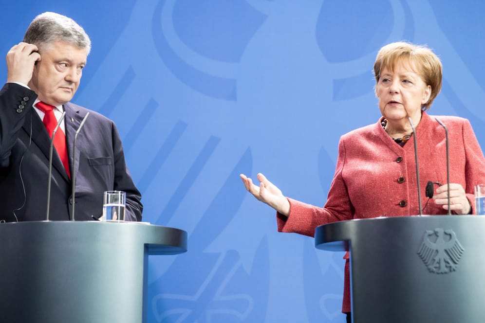 Berlin: Bundeskanzlerin Angela Merkel spricht neben dem ukrainischen Präsidenten Petro Poroschenko zu einer Pressekonferenz nach einem gemeinsamen Gespräch im Kanzleramt.