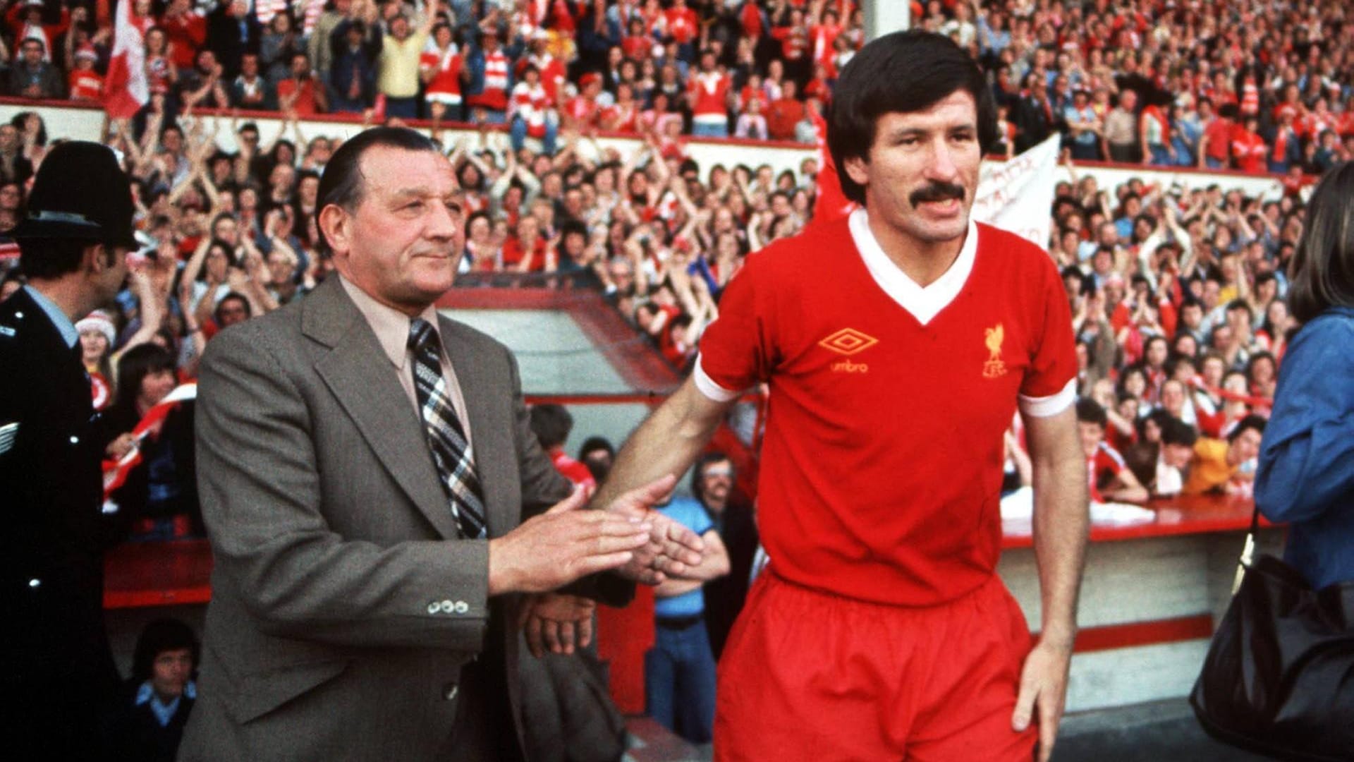 1977: Trainer Bob Paisley applaudiert Tommy Smith bei dessen Einwechslung.