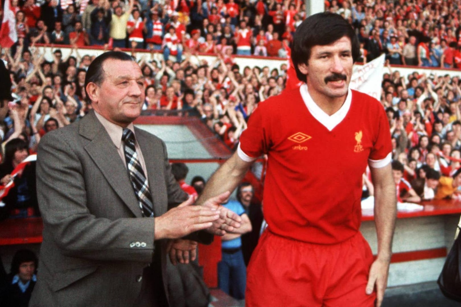 1977: Trainer Bob Paisley applaudiert Tommy Smith bei dessen Einwechslung.
