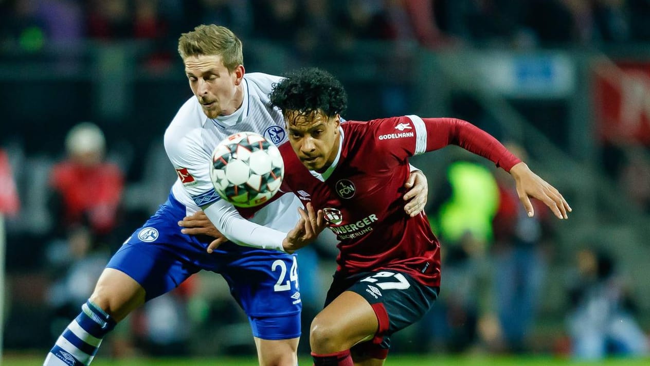 Ringkampf um den Ball: Schalkes Bastian Oczipka (l.) hält Nürnbergs Matheus Pereira fest.