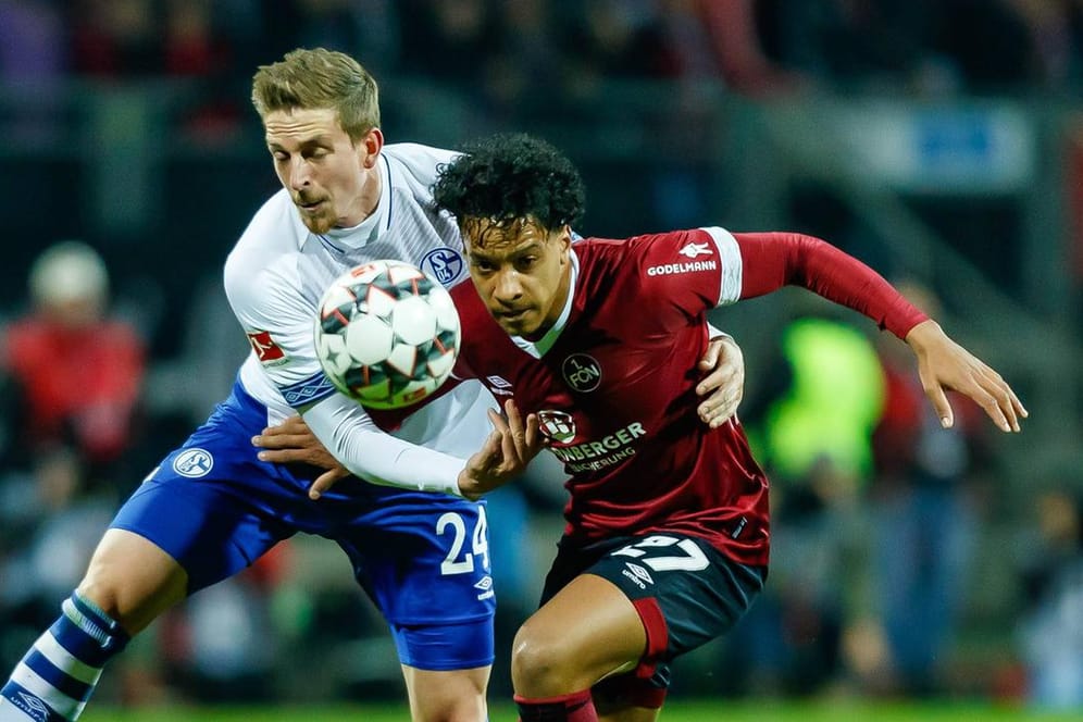 Ringkampf um den Ball: Schalkes Bastian Oczipka (l.) hält Nürnbergs Matheus Pereira fest.