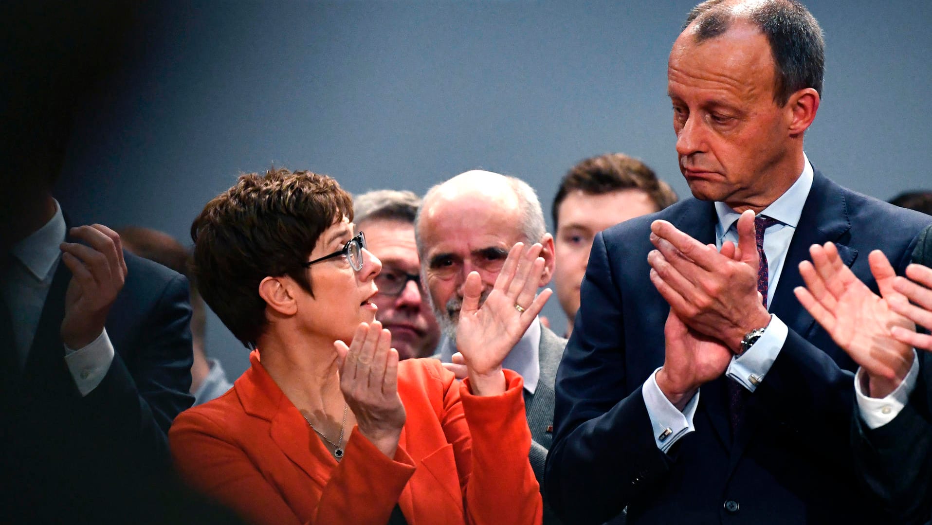 Nordrhein-Westfalen, Eslohe: CDU-Chefin Annegret Kramp-Karrenbauer (l) und Friedrich Merz klatschen zum Abschluss einer Europawahlkampf-Veranstaltung.