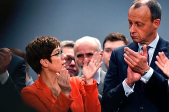 Nordrhein-Westfalen, Eslohe: CDU-Chefin Annegret Kramp-Karrenbauer (l) und Friedrich Merz klatschen zum Abschluss einer Europawahlkampf-Veranstaltung.