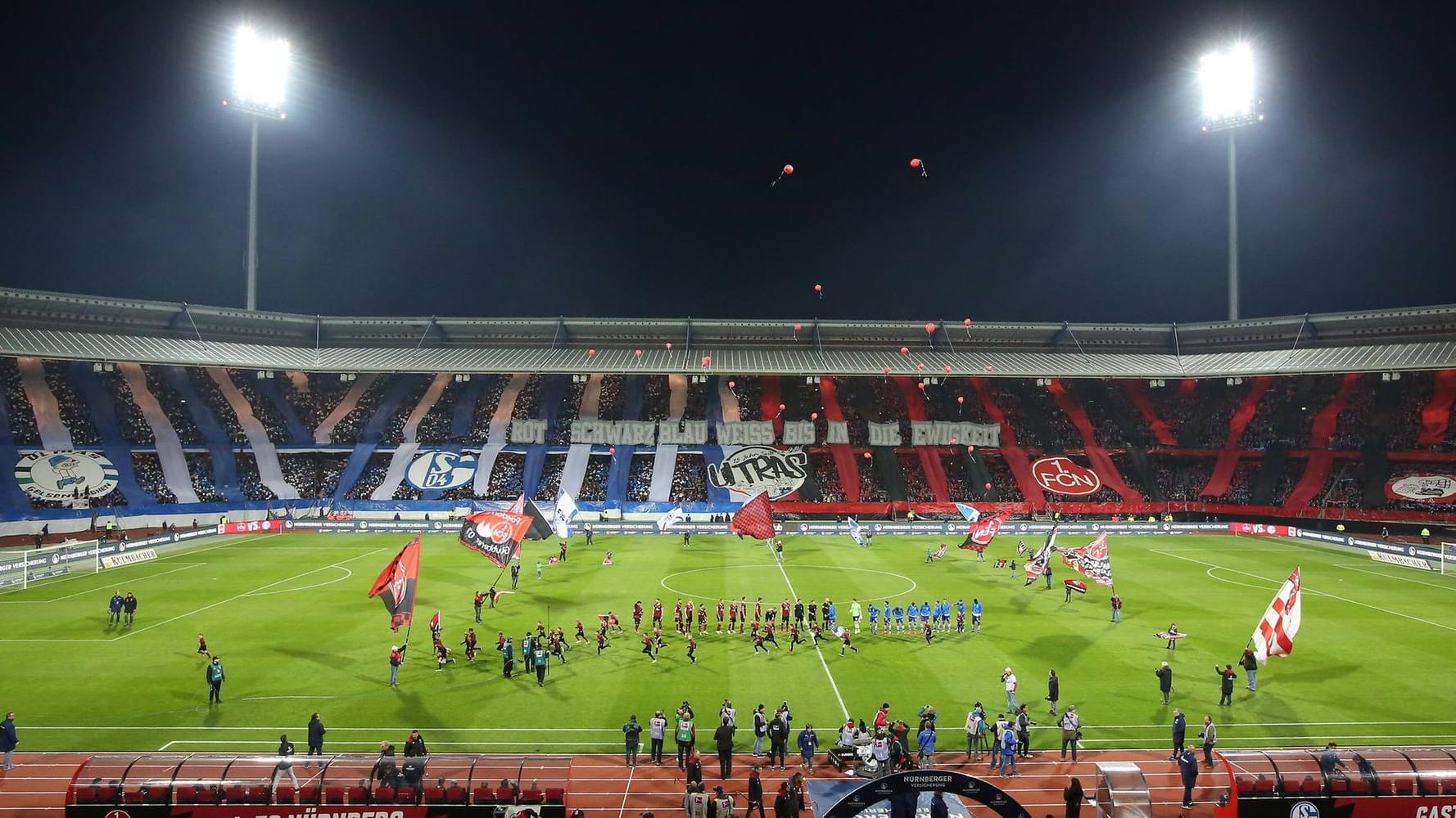 Gelebte Fanfreundschaft: Die Anhänger von Schalke und Nürnberg zeigten vor dem Anpfiff eine gemeinsame Choreografie.