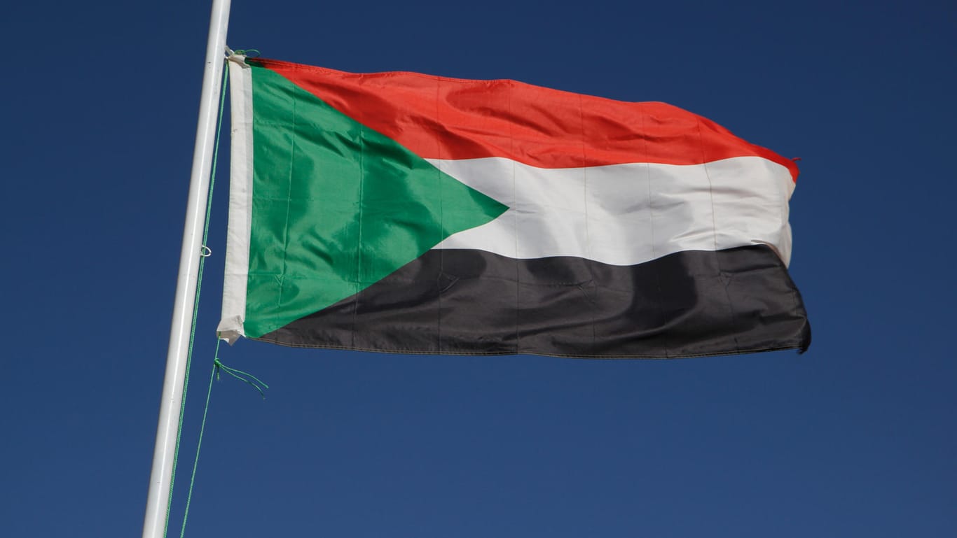 Sudanesische Flagge: Der Chef des Militärrats dort ist zurückgetreten.