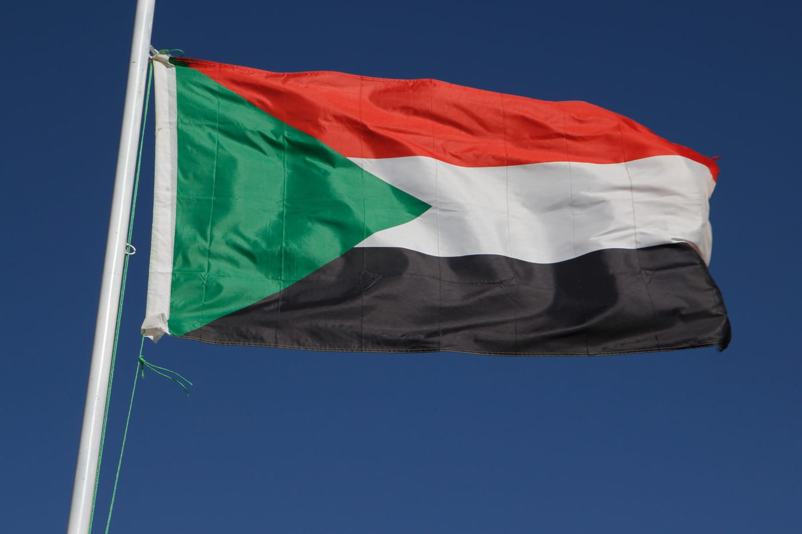 Sudanesische Flagge: Der Chef des Militärrats dort ist zurückgetreten.