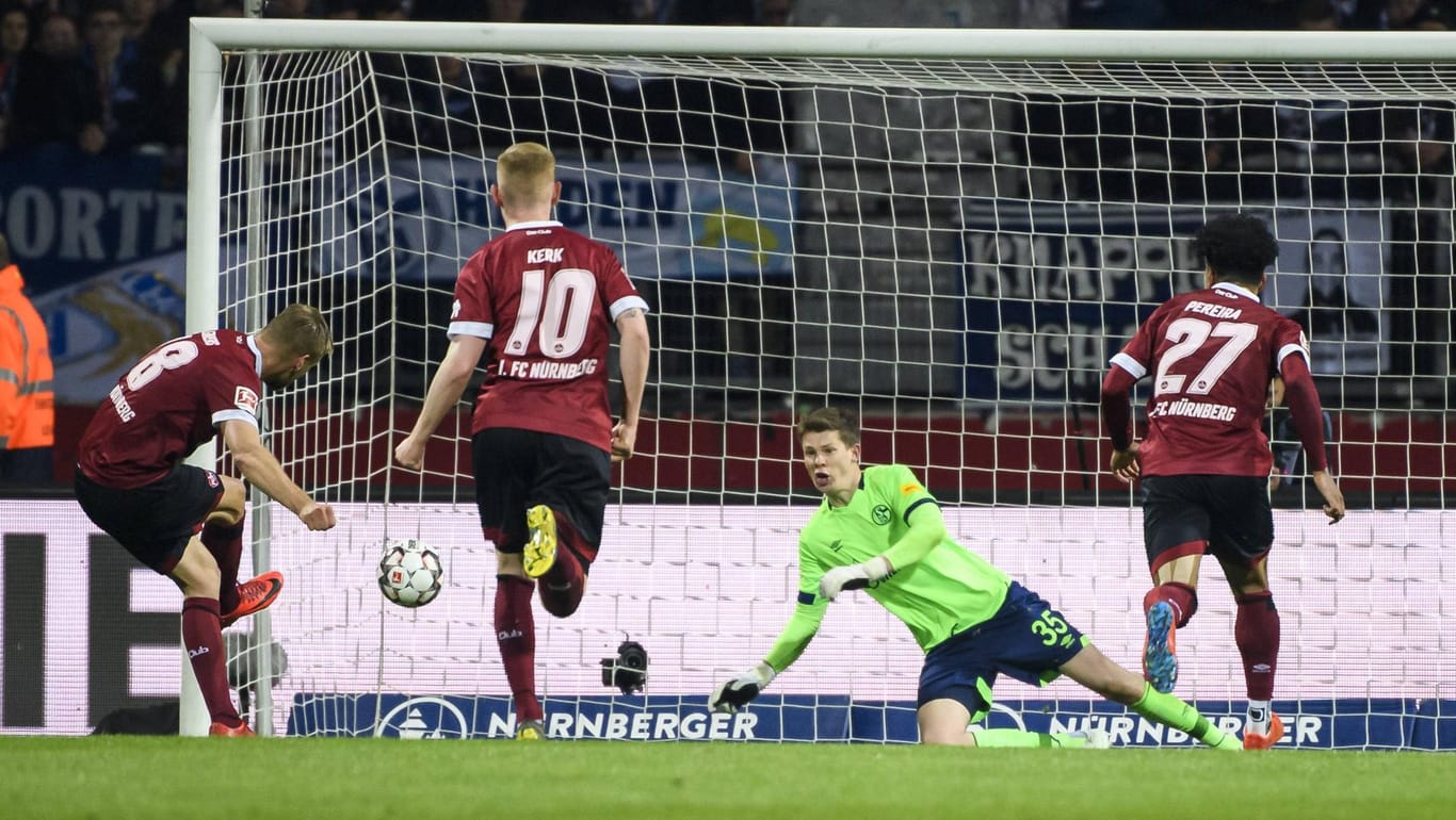 Schlüsselszene: Nürnbergs Hanno Behrens verschießt den Elfmeter gegen Schalke.