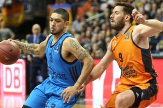 ALBA-Spielmacher Peyton Siva (l) versucht sich gegen Valencias Sam van Rossom zu behaupten.