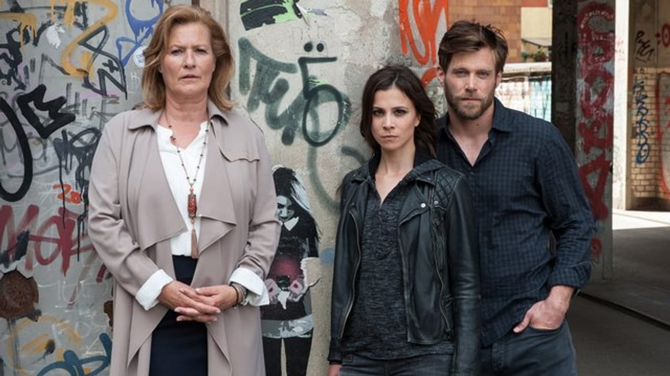 Hannah (Susanne von Borsody, l-r), Aylin (Aylin Tezel) und Jan (Ken Duken) in einer Szene des ARD-Degeto-Thrillers "Die Informantin".