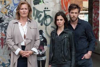 Hannah (Susanne von Borsody, l-r), Aylin (Aylin Tezel) und Jan (Ken Duken) in einer Szene des ARD-Degeto-Thrillers "Die Informantin".