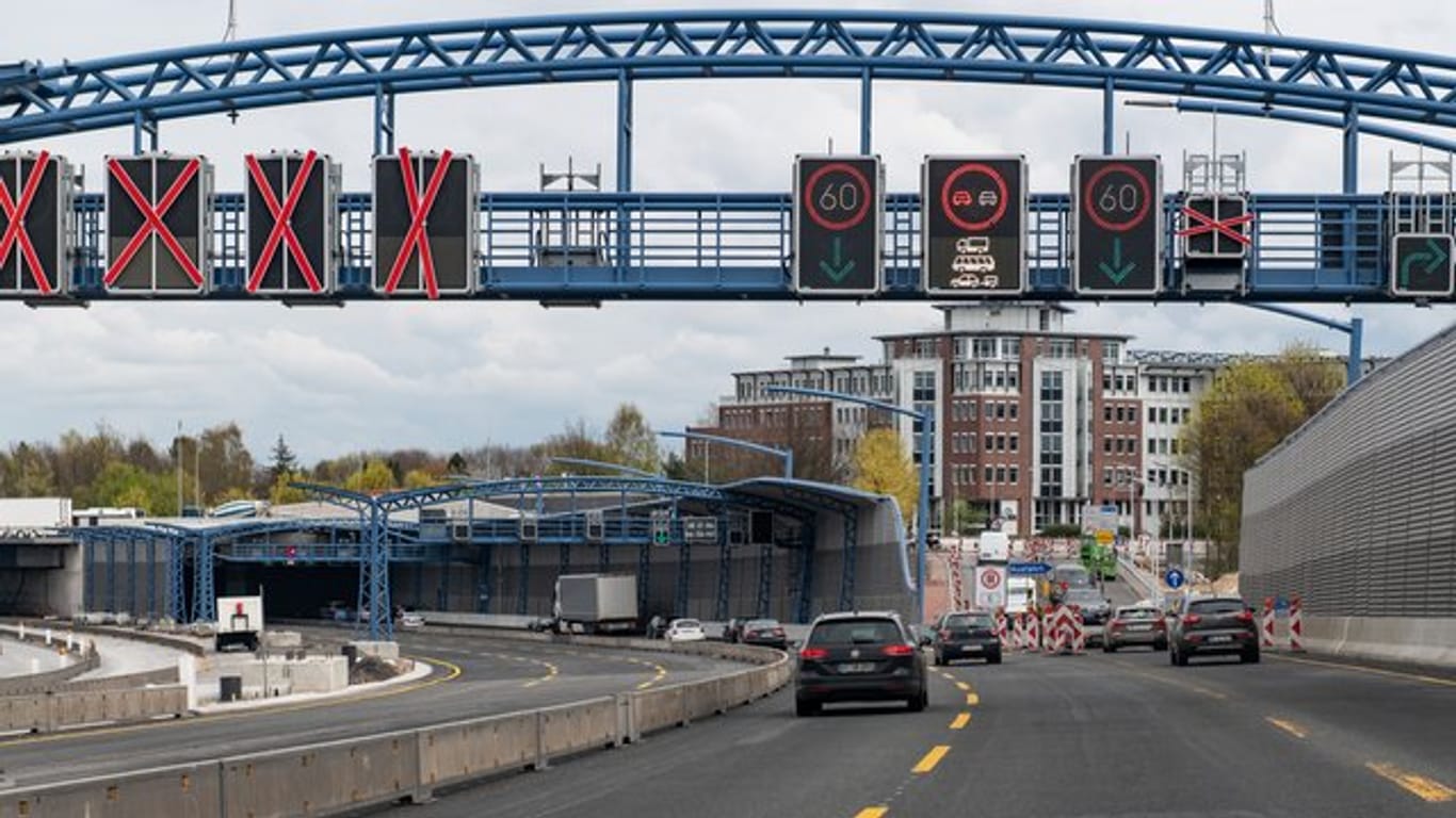 Die Autobahn A7 vor dem Lärmschutztunnel bei Hamburg-Stellingen (Archivbild): Autofahrer werden auf andere Auffahrten ausweichen müssen.