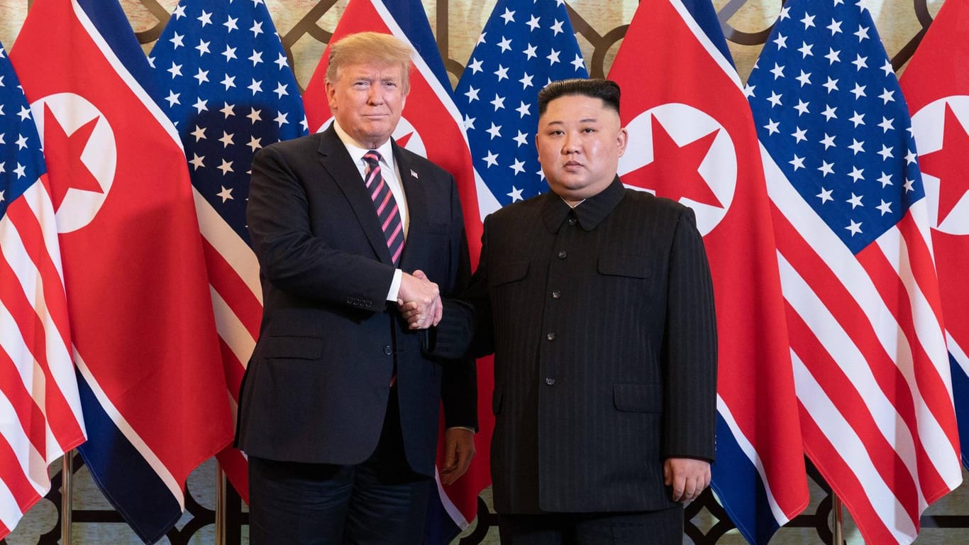 Donald Trump (l.) und Kim Jong Un bei ihrem Treffen im vergangenen Februar: Es bestehen nach wie vor große Differenzen um die Atomwaffen Nordkoreas.