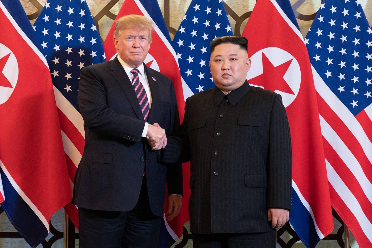 Donald Trump (l.) und Kim Jong Un bei ihrem Treffen im vergangenen Februar: Es bestehen nach wie vor große Differenzen um die Atomwaffen Nordkoreas.