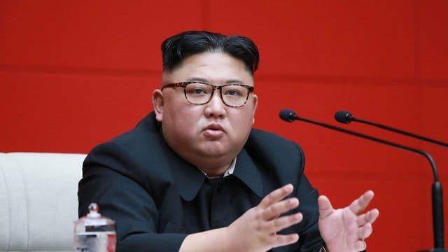 Machthaber Kim Jong auf einer Plenarsitzung des Zentralkomitees der Partei der Arbeit Koreas. Machthaber Kim Jong auf einer Plenarsitzung des Zentralkomitees der Partei der Arbeit Koreas.