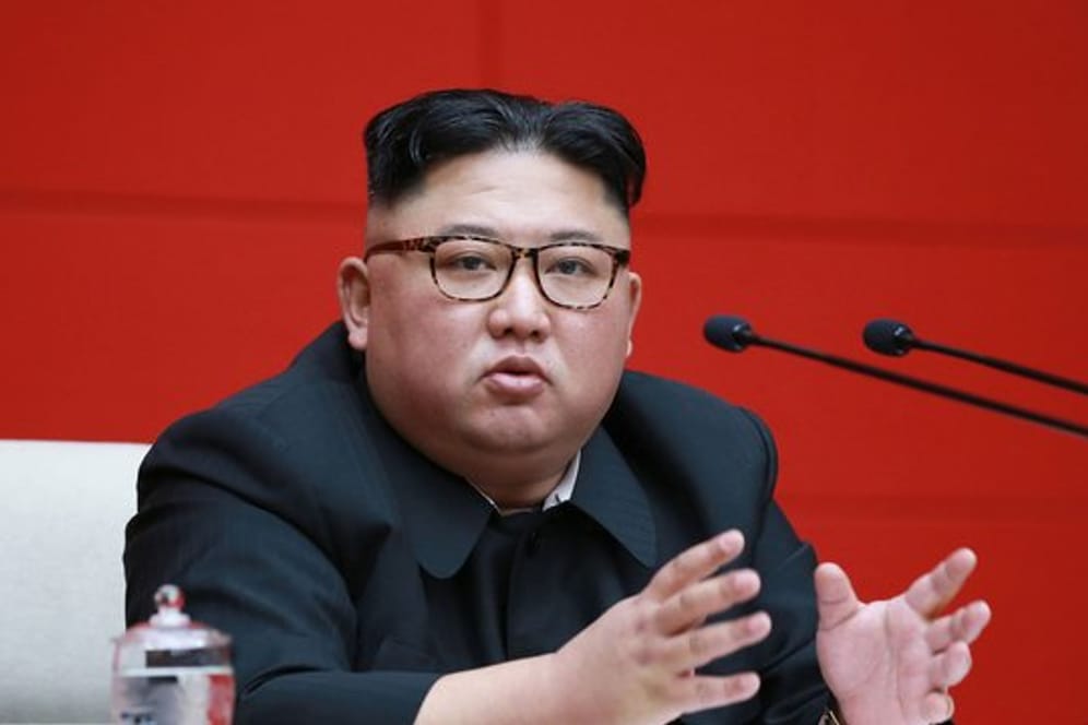 Machthaber Kim Jong auf einer Plenarsitzung des Zentralkomitees der Partei der Arbeit Koreas.