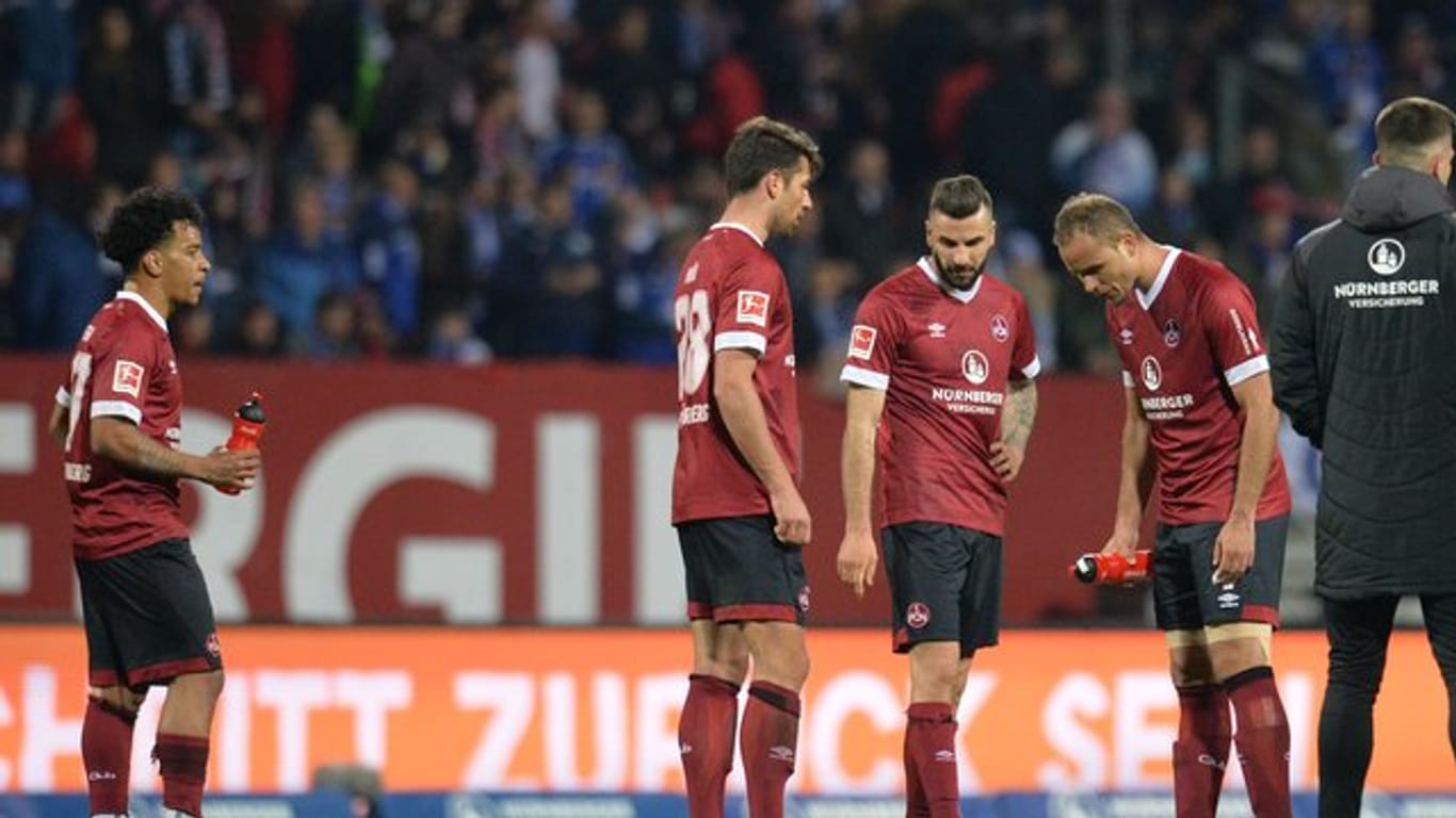 Die Nürnberger Spieler waren nach dem 1:1 gegen den FC Schalke 04 enttäuscht.