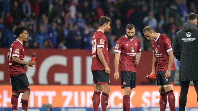 Die Nürnberger Spieler waren nach dem 1:1 gegen den FC Schalke 04 enttäuscht. Die Nürnberger Spieler waren nach dem 1:1 gegen den FC Schalke 04 enttäuscht.