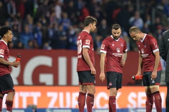 Die Nürnberger Spieler waren nach dem 1:1 gegen den FC Schalke 04 enttäuscht.