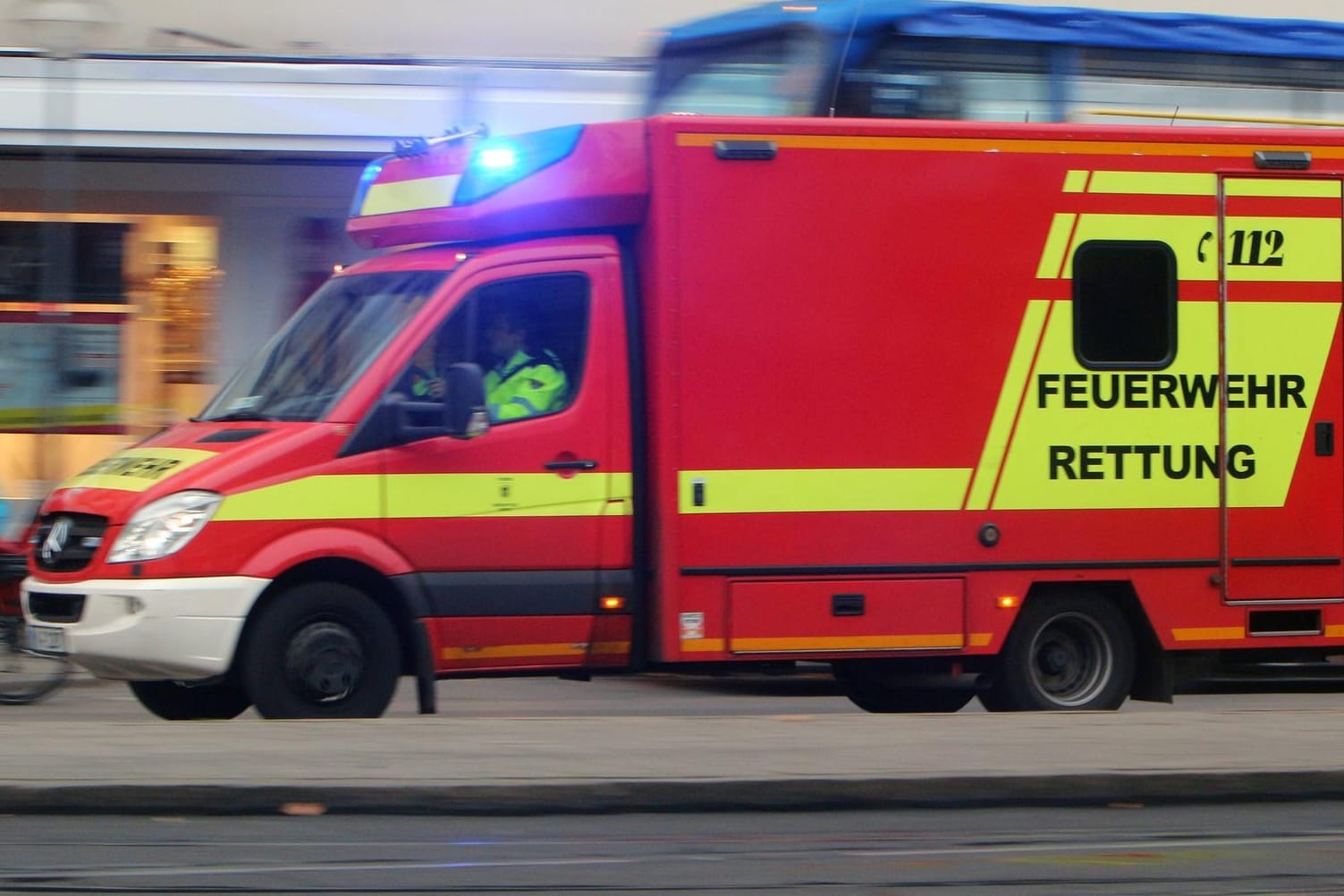 Rettungswagen der Feuerwehr im Einsatz (Symbolbild): Die Frau wurde im Brabandkanal des Hamburger Stadtteils Alsterdorf aufgefunden.