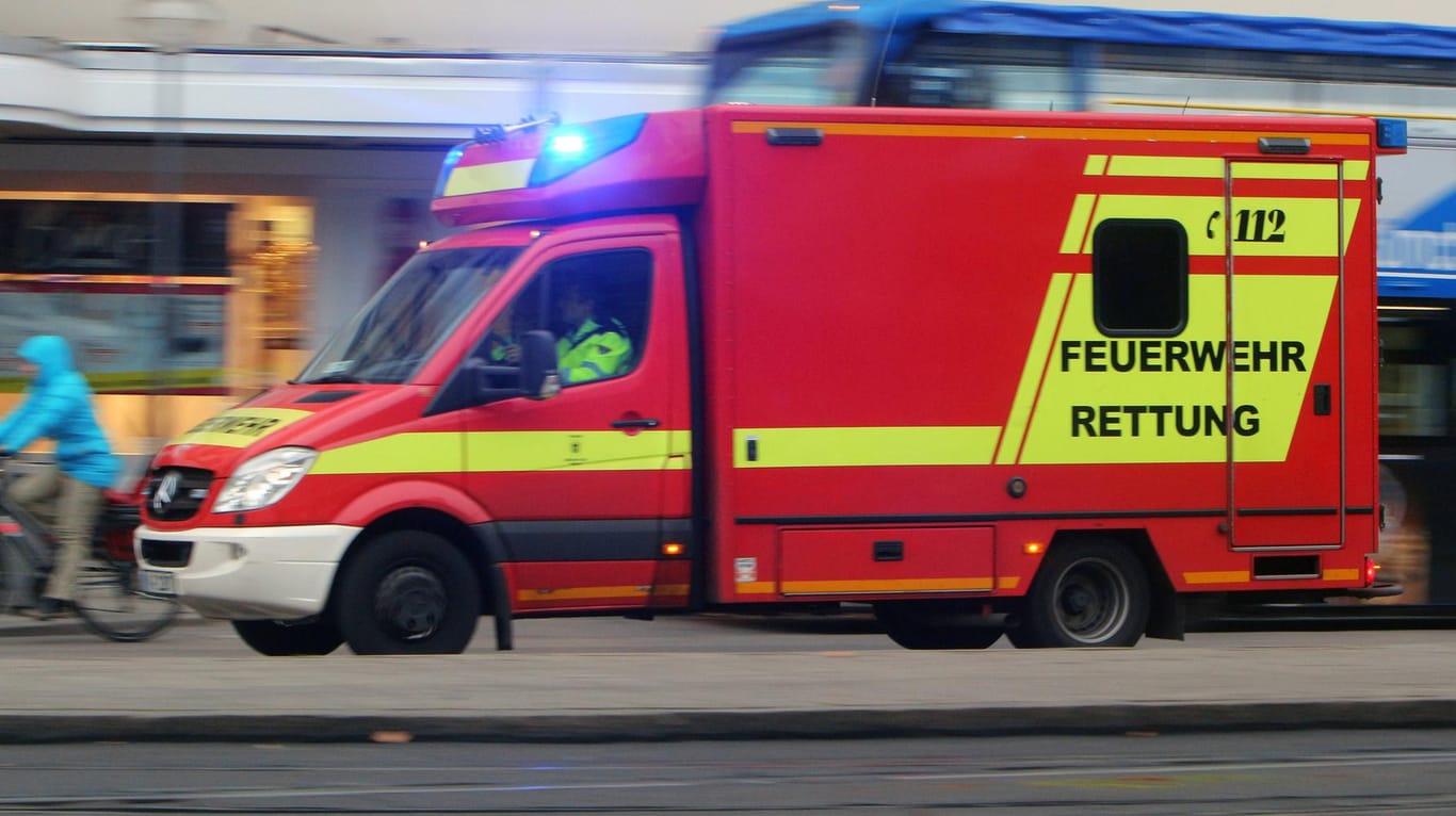 Rettungswagen der Feuerwehr im Einsatz (Symbolbild): Die Frau wurde im Brabandkanal des Hamburger Stadtteils Alsterdorf aufgefunden.