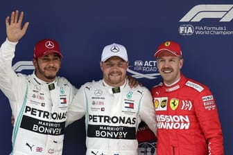 Valtteri Bottas (M) siegte im Qualifying vor Lewis Hamilton (l) und Sebastian Vettel.