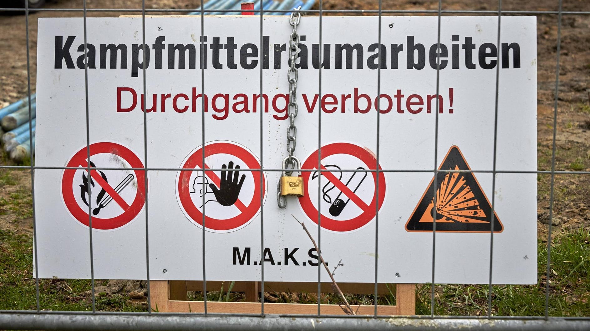 Warnhinweis des Kampfmittelräumdiensts (Symbolbild): Die 50 Kilogramm schwere Bombe wurde bei Gartenarbeiten entdeckt.