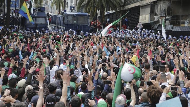Konfrontation: Demonstranten und Sicherheitskräfte bei einer Demonstration in Algier. Konfrontation: Demonstranten und Sicherheitskräfte bei einer Demonstration in Algier.