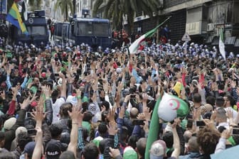 Konfrontation: Demonstranten und Sicherheitskräfte bei einer Demonstration in Algier.