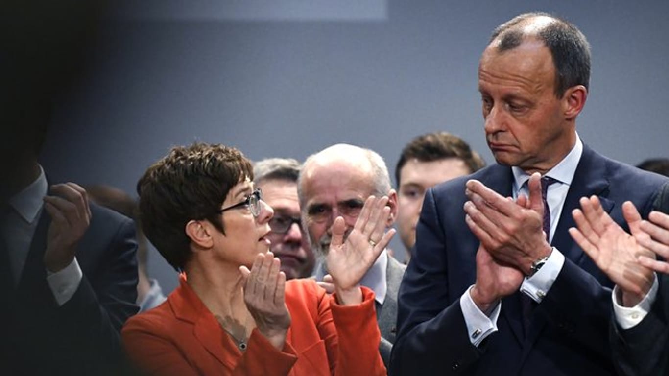 CDU-Chefin Annegret Kramp-Karrenbauer und Friedrich Merz beim Abschluss der Europawahlkampf-Veranstaltung in Eslohe.