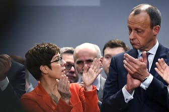 CDU-Chefin Annegret Kramp-Karrenbauer und Friedrich Merz beim Abschluss der Europawahlkampf-Veranstaltung in Eslohe.