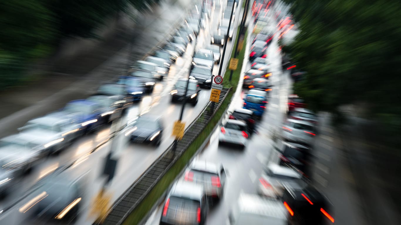 Dichtes Verkehrsaufkommen: Bei den freiwilligen Software-Updates habe sich Bundesverkehrsminister Andreas Scheuer "von der Autoindustrie vorführen lassen", kritisieren die Grünen.