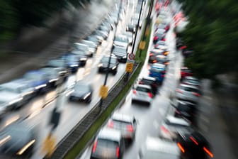 Dichtes Verkehrsaufkommen: Bei den freiwilligen Software-Updates habe sich Bundesverkehrsminister Andreas Scheuer "von der Autoindustrie vorführen lassen", kritisieren die Grünen.