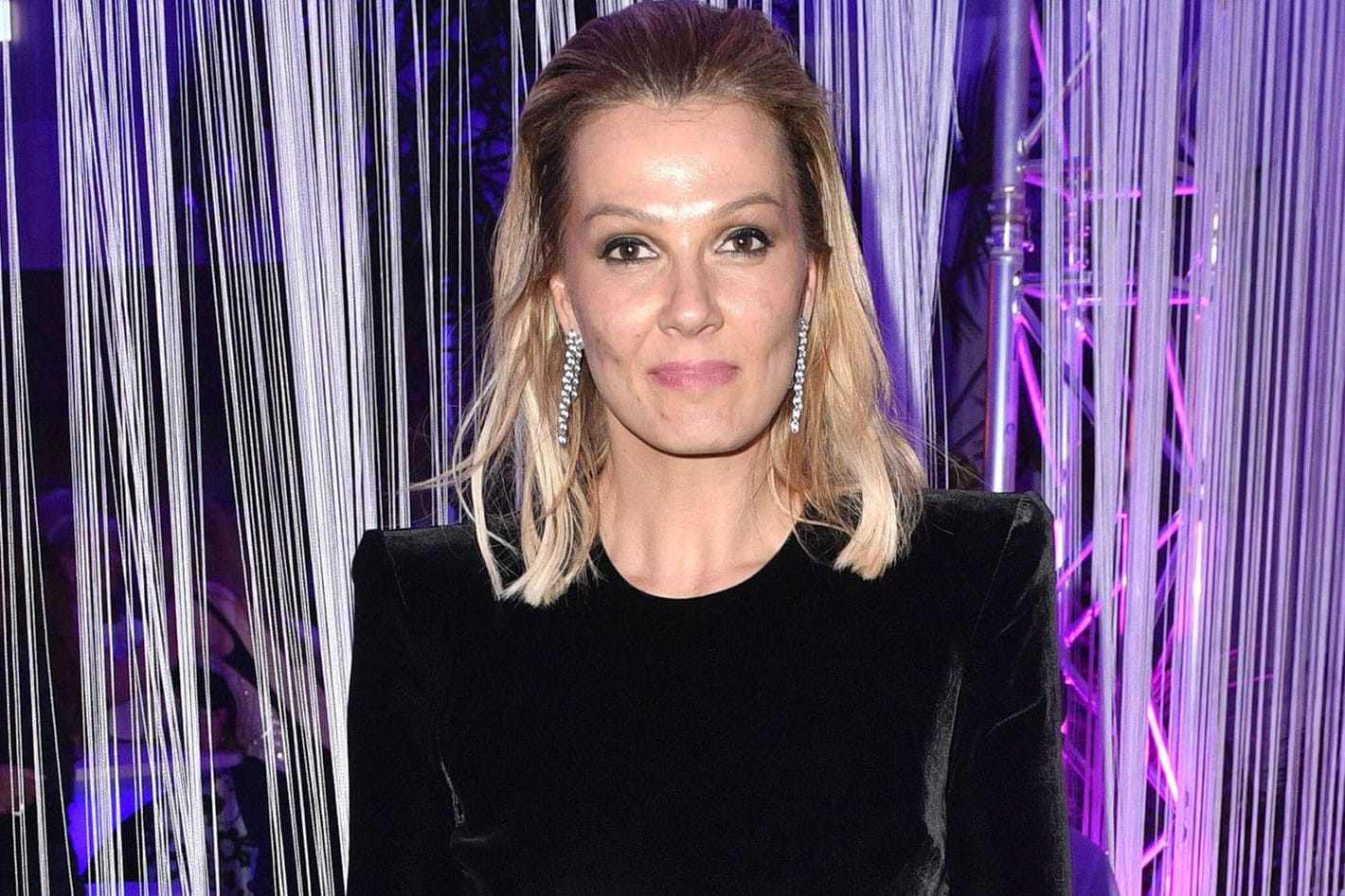 Beim Regenbogen Award: Franziska van Almsick kam in einem schwarzen Kleid aus Samt.