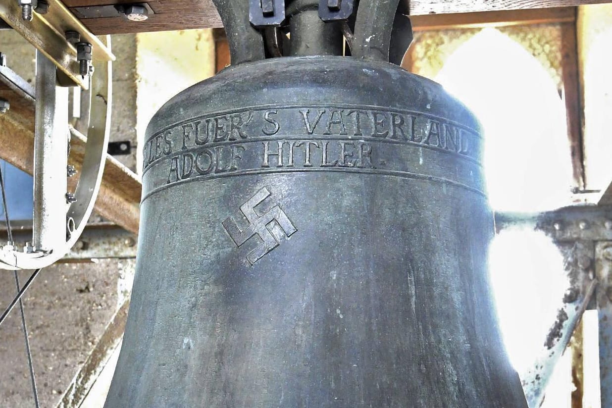 Die "Hitler-Glocke" aus Herxheim (Archivbild): Die Evangelische Kirche Mitteldeutschland möchte ihre NS-Glocken lieber ins Museum geben, als weiter läuten zu lassen.