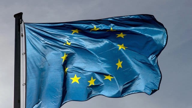 Die Europafahne vor dunklem Hinmel. Die Europafahne vor dunklem Hinmel.