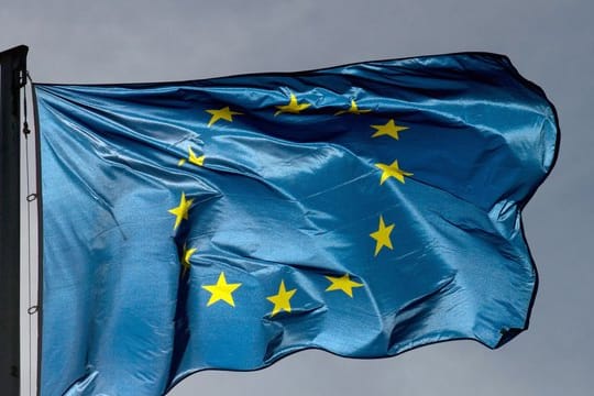 Die Europafahne vor dunklem Hinmel.