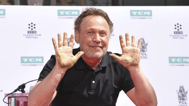 Der Schauspieler Billy Crystal (71) zeigt seine Hände, nachdem er sie während einer Hand- und Fußabdruckzeremonie vor dem TCL Chinese Theatre in der kalifornischen Filmmetropole in Zement gelegt hat.