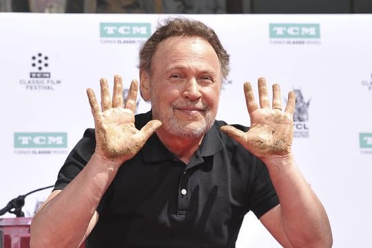 Der Schauspieler Billy Crystal (71) zeigt seine Hände, nachdem er sie während einer Hand- und Fußabdruckzeremonie vor dem TCL Chinese Theatre in der kalifornischen Filmmetropole in Zement gelegt hat.