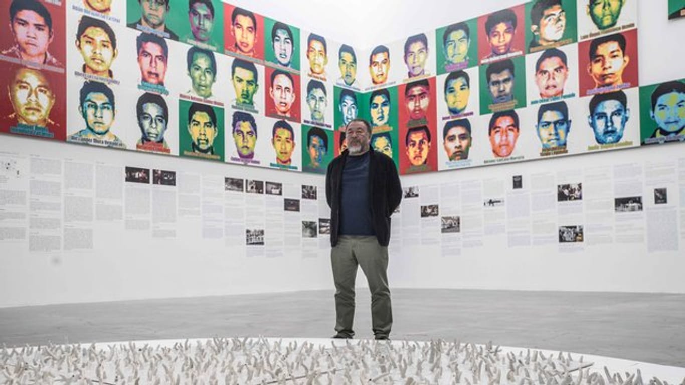 Mit einer Million Lego-Steinen hat der im Berliner Exil lebende Künstler die Gesichter der 43 jungen Männer nachgebildet, die seit einem Polizeieinsatz vor fast fünf Jahren als vermisst gelten.