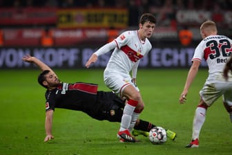 Benjamin Pavard (v.) im Duell mit Kevin Volland: Stuttgart und Leverkusen müssen dringend punkten.
