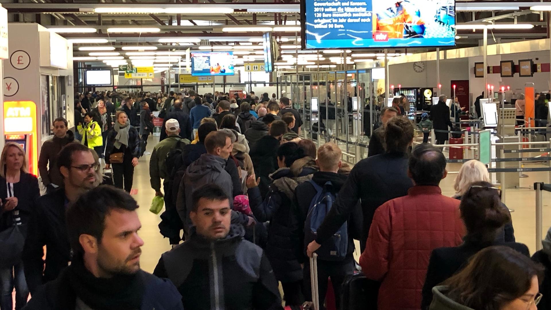 Lange Schlange vor der Sicherheitskontrolle: In Tegel standen Menschen am Freitag stundenlang an, um zur Sicherheitskontrolle zu kommen, es kam zu Handgemengen, viele verpassten ihren Flug.