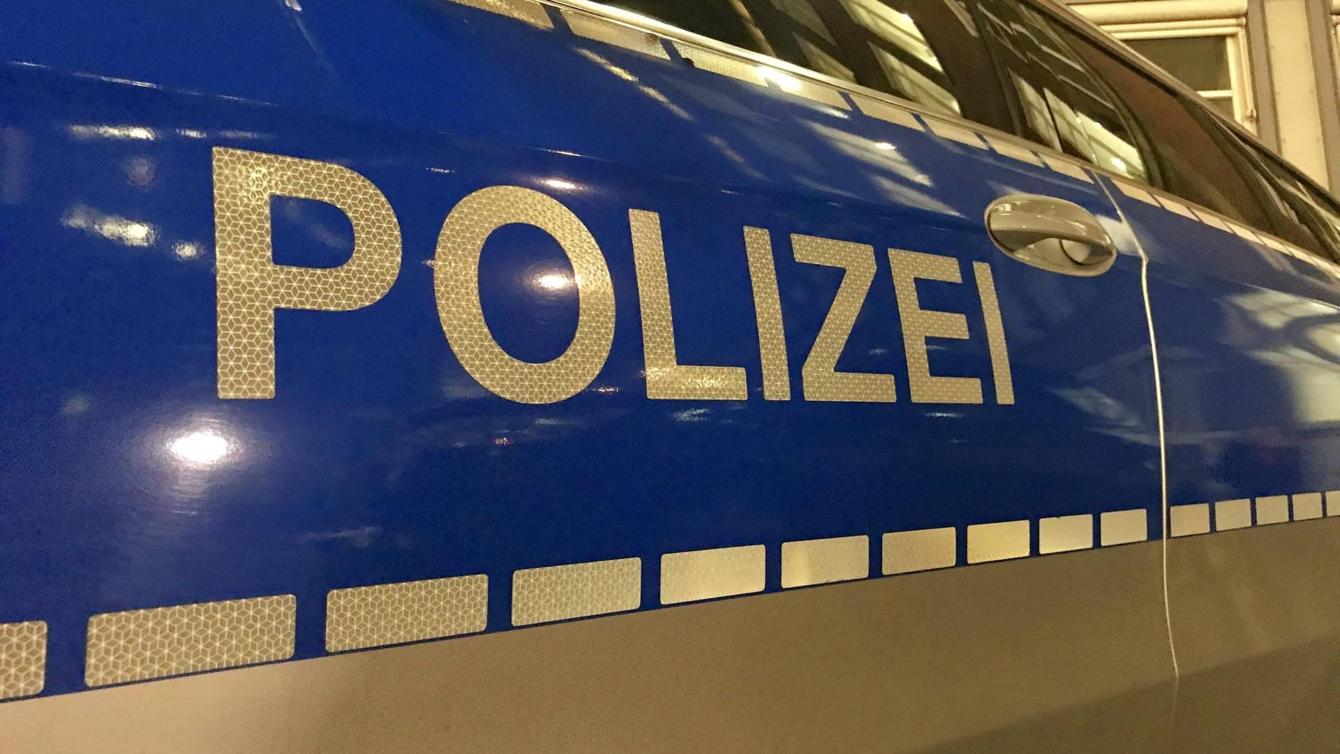 Polizeiwagen im Einsatz (Symbolbild): Die Polizei geht davon aus, dass der Täter zwei Mal am gleichen Tag sein Glück versucht hat.