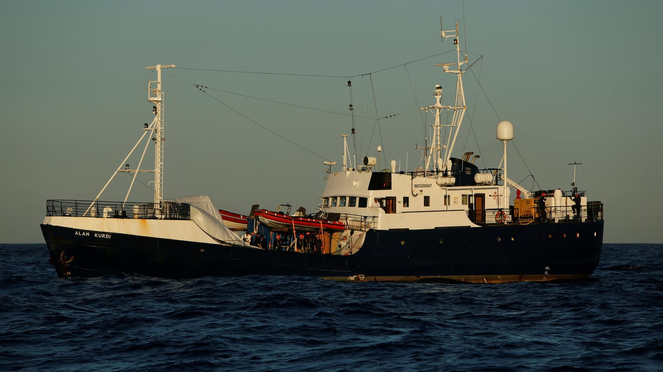 Das Rettungsschiff "Alan Kurdi": Seit dem 3. April hat die Besatzung des Schiffs versucht an einem europäischen Hafen anzulegen.
