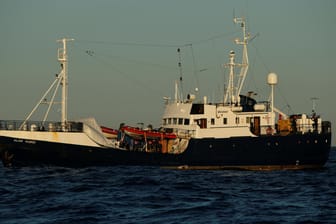 Das Rettungsschiff "Alan Kurdi": Seit dem 3. April hat die Besatzung des Schiffs versucht an einem europäischen Hafen anzulegen.