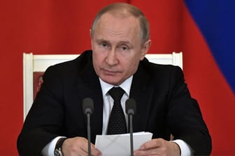 Wladimir Putin: Westliche Geheimdienste berichten, dass Russland Einfluss auf die kommende Europawahl nehmen will.