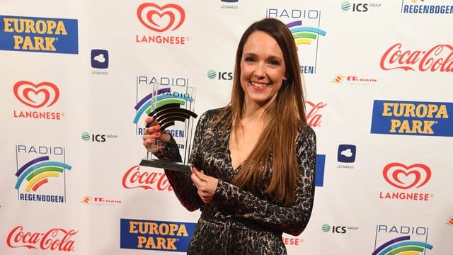 Carolin Kebekus hat für ihre Bühnen- und Fernsehshows den Radio Regenbogen Award erhalten. Carolin Kebekus hat für ihre Bühnen- und Fernsehshows den Radio Regenbogen Award erhalten.
