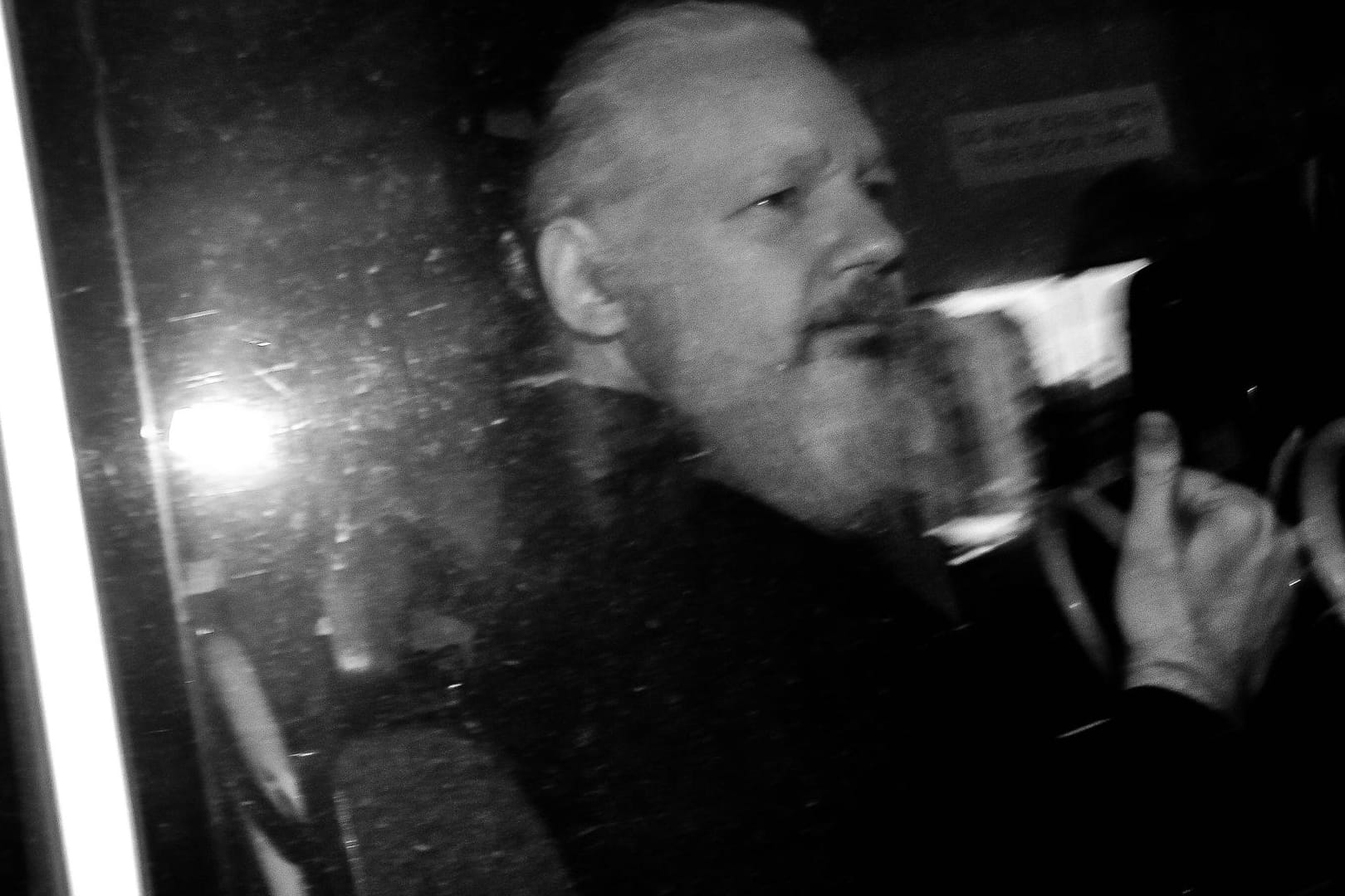 Julian Assange in Handschellen: Wird er nun in die USA ausgeliefert?