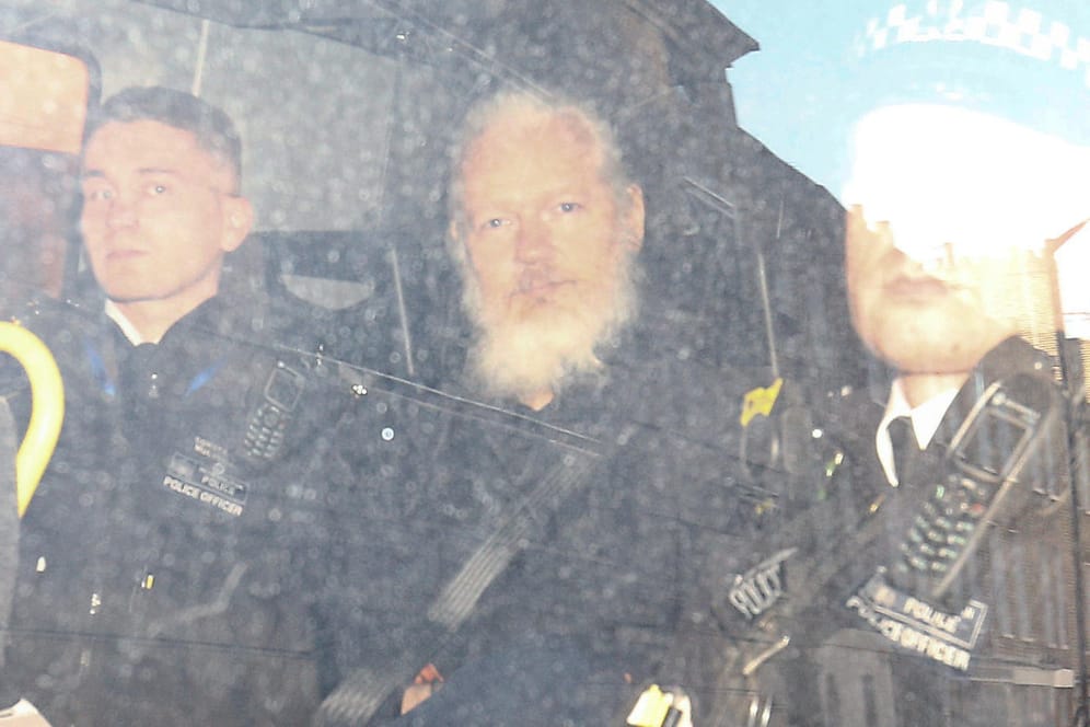 Julian Assange: Der Wikileaks-Gründer nach seiner spektakulären Festnahme am 11. April in London.